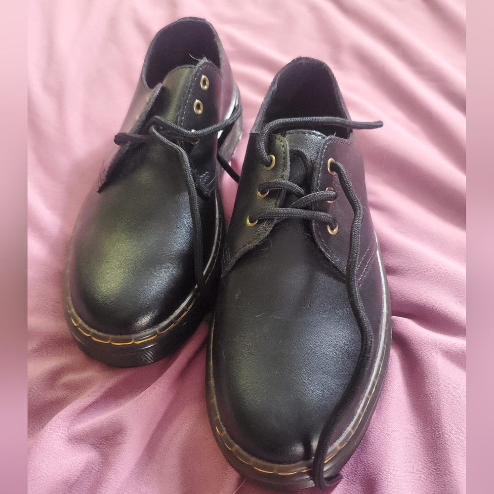 Doc Martens ladies 6 mens 7 black low top leather new w/tags